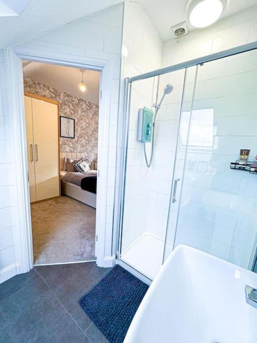 Contractors, Families, Tourists & Groups Welcome Sleeps Upto 9, Garden, Pet Allowed, Parking Included! 伯明翰 外观 照片
